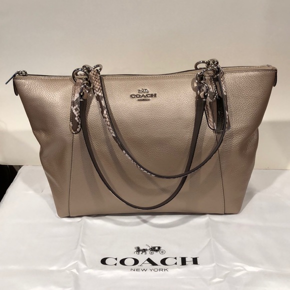 Coach Handbags - Coach pebbled tote
